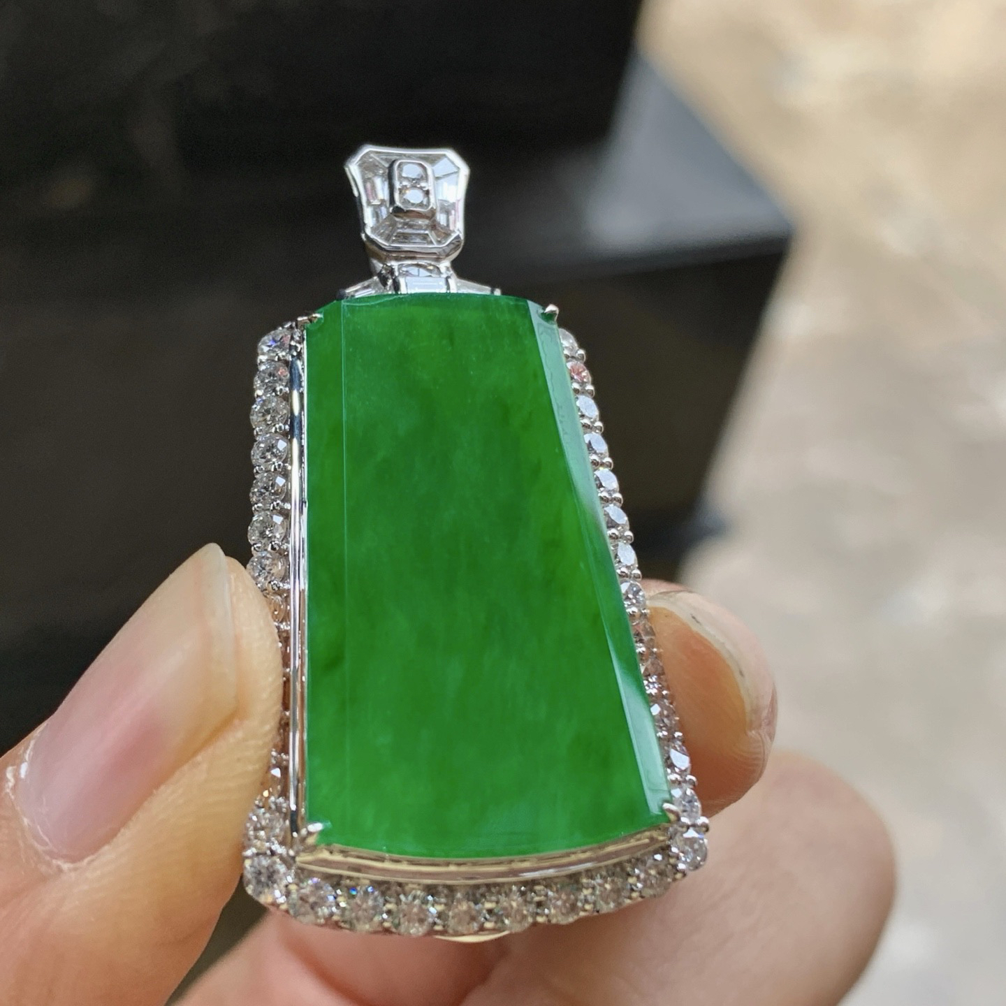 金钻镶嵌阳绿色无事牌^_^鲜艳 种色好