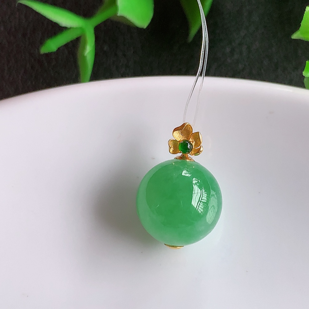 18k金扣冰润满绿路路通翡翠吊坠  款式新颖时尚，日常百搭的款。满满的份量感  清秀高雅，上身效果优雅迷人！性价比超值  W49.21  整体尺寸：15.3-10.5mm   裸石尺寸：10.5mm