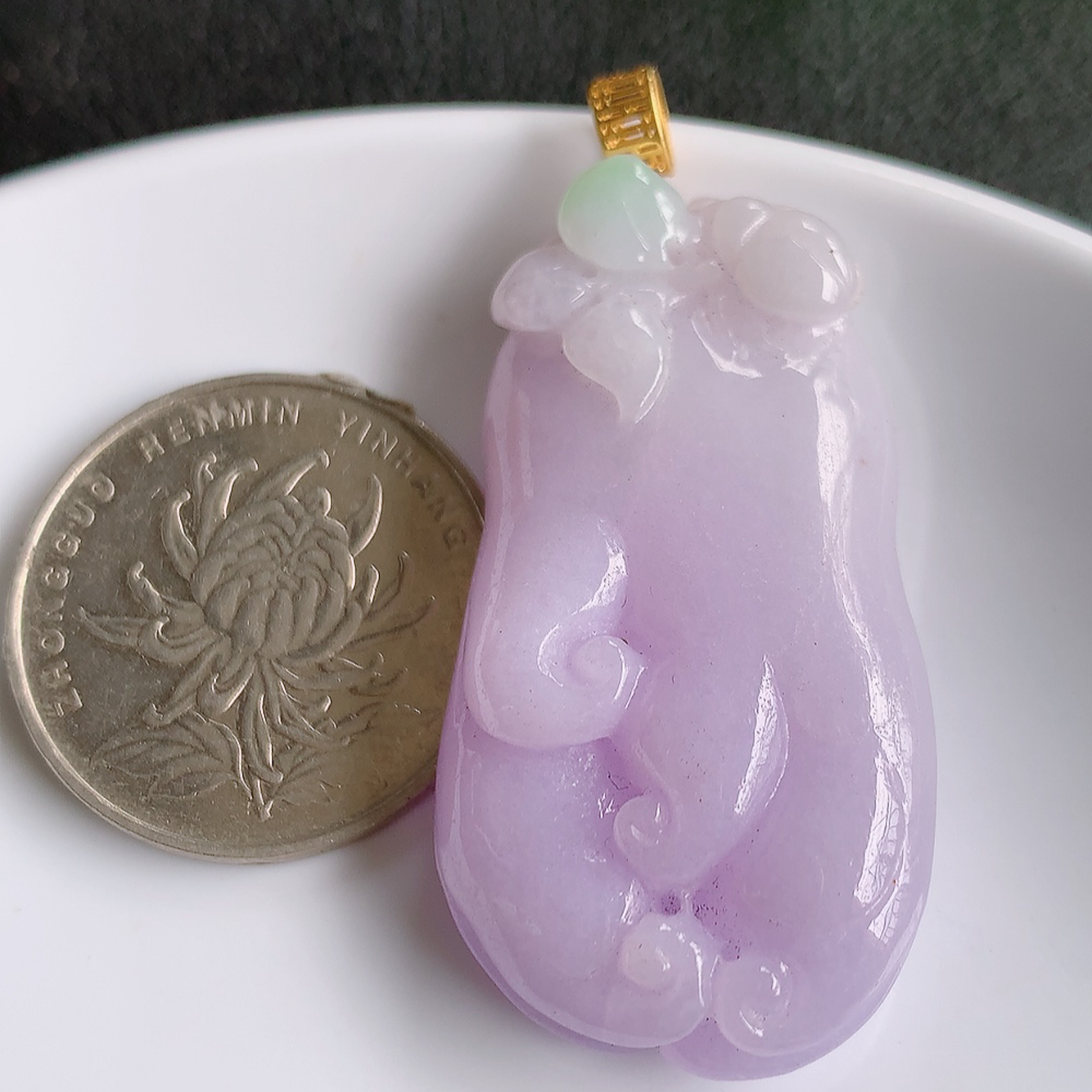18k金扣自然光实拍，老坑紫罗兰人参如意吊坠，玉质细腻起胶，立体雕工精湛，色泽鲜艳，种老水足，饱满厚装，佩戴大气上档次！W142.21  尺寸：41.5-22.8-11.5mm