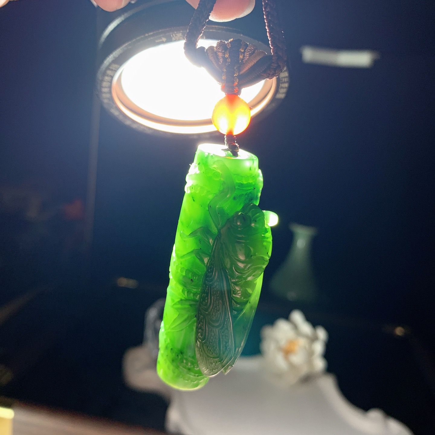 和田玉阳绿俄罗斯碧玉一鸣惊人节节高升挂件。尺寸58/26/15重44克 玉质细腻油润。手推出油。品相大气 lt260321