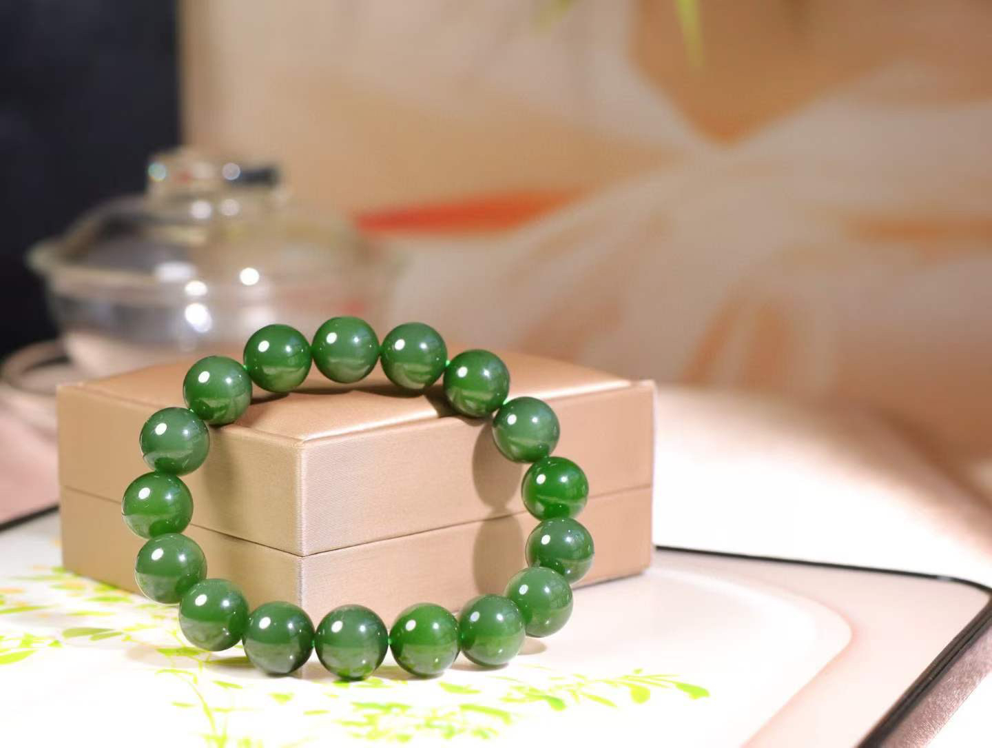 【珠圆玉润】

 信誉第一 品质保证️精品和田玉碧玉圆珠手串，精选上等和田玉碧玉老料，玉质细腻温润 油性十足，每一颗珠子都散发着温润光泽，宛如岁月沉淀的优雅。佩戴它，感受时光的静谧与从容，彰显不凡品味。

重44.8克  尺寸取一11.7mm  O18822208113