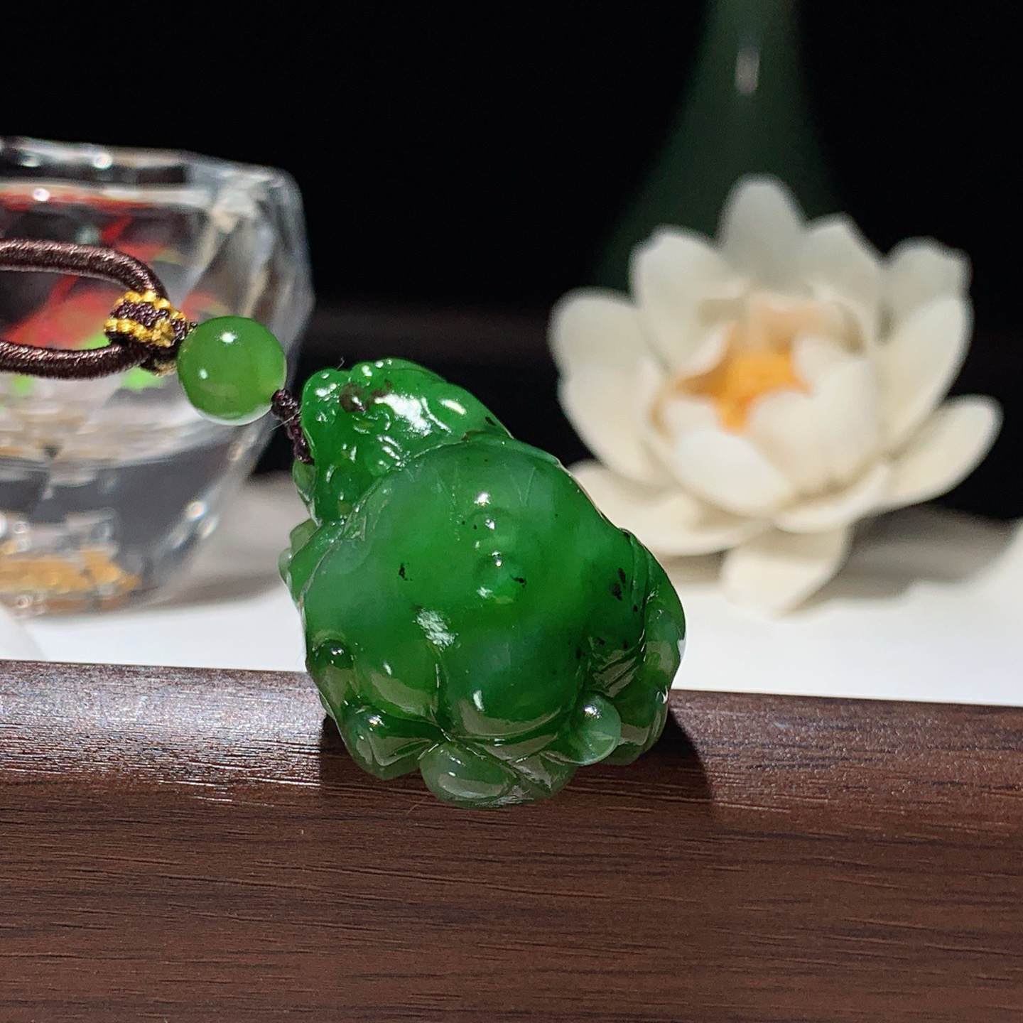 和田玉阳绿俄罗斯碧玉招财进宝貔貅挂件。尺寸42/24/19重32克 玉质细腻油润。手推出油。品相大气