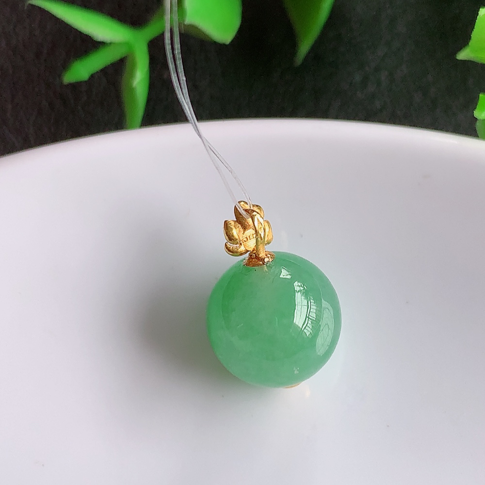18k金扣冰润满绿路路通翡翠吊坠  款式新颖时尚，日常百搭的款。满满的份量感  清秀高雅，上身效果优雅迷人！性价比超值  W49.21  整体尺寸：15.3-10.5mm   裸石尺寸：10.5mm