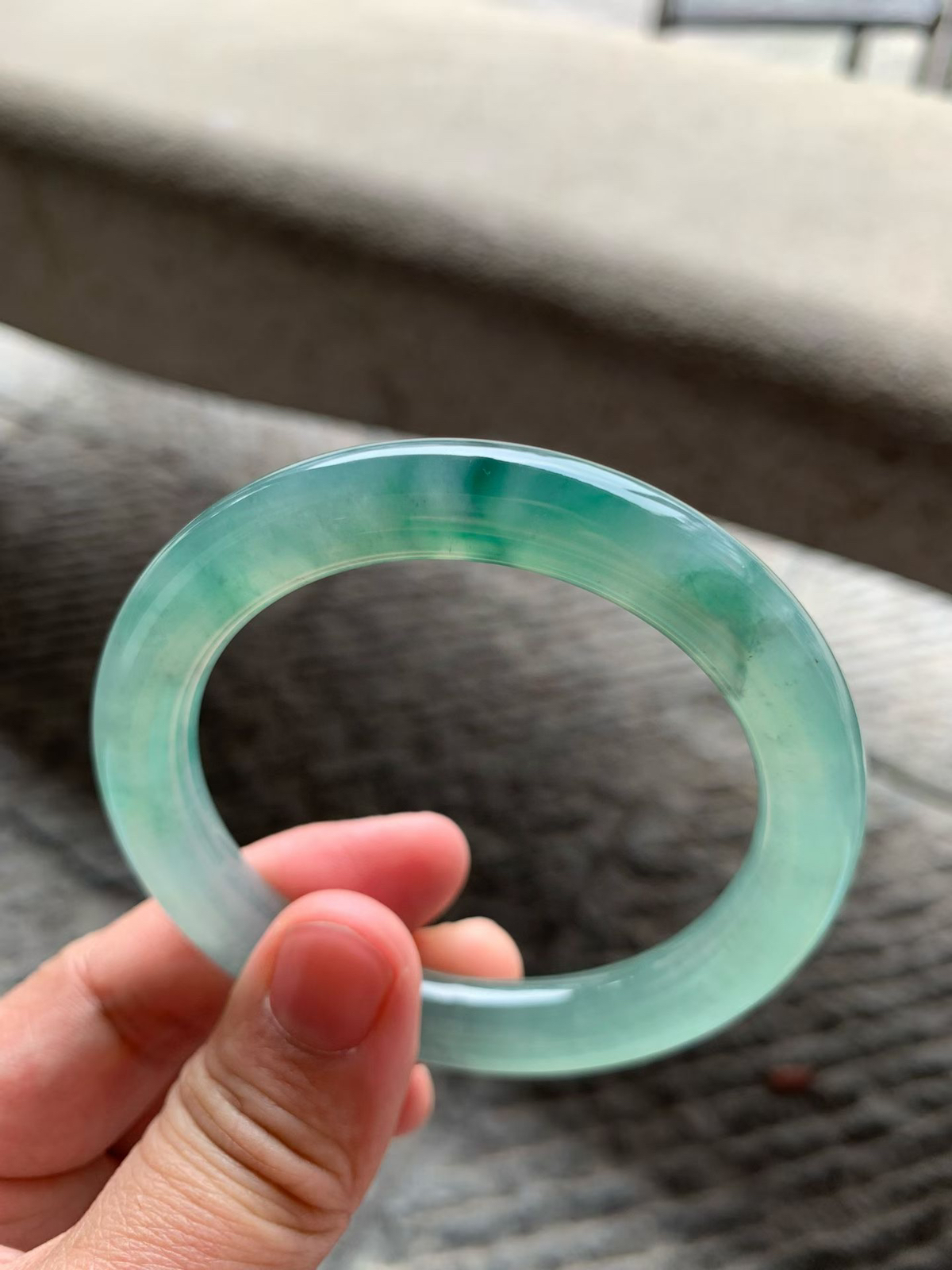 冰飘花圆条手镯，尺寸55*10*10老种通透，水头充盈，胶感十足，色泽低调，静谧深邃！