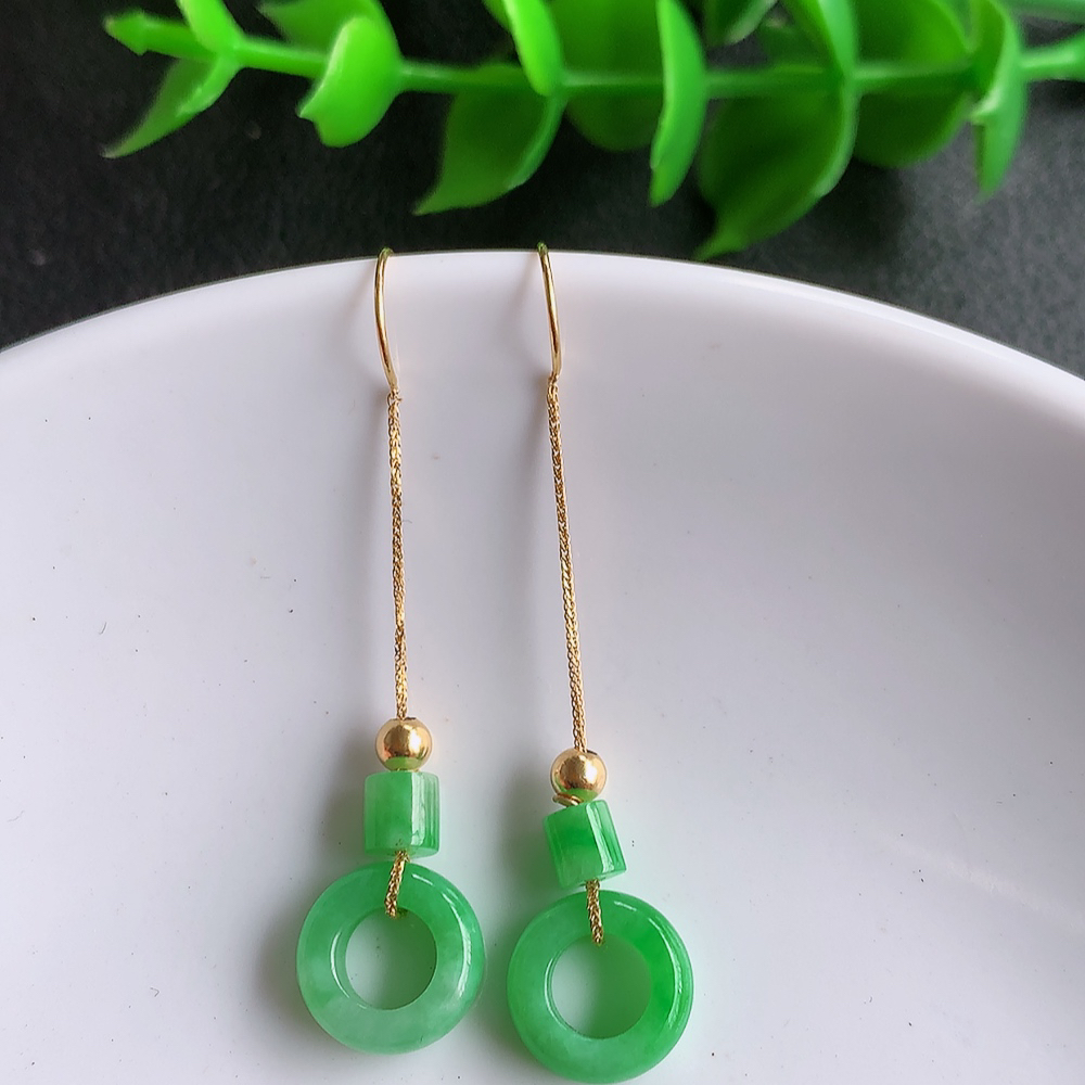 18k金冰润满绿翡翠耳钉，自然光实拍，翠色灵动，颜色漂亮，种老水足，品相佳，佩戴佳品！W42.21.