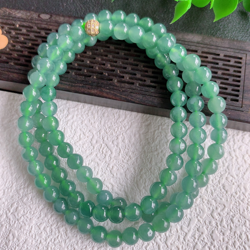 冰润翡翠圆珠项链，水水润润，珠圆玉润，颜色鲜艳，妙明清净，清秀高雅，佩戴效果优雅迷人！性价比超值 W50 尺寸：6mm  共：108颗