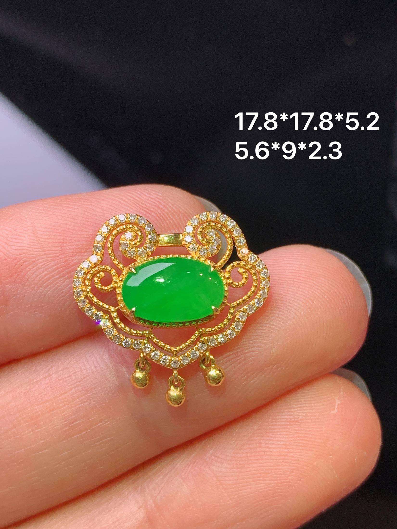 18k金钻镶嵌满绿蛋面吊坠 玉质细腻 色泽艳丽清新 水润亮眼 整体尺寸17.8*5.2yz