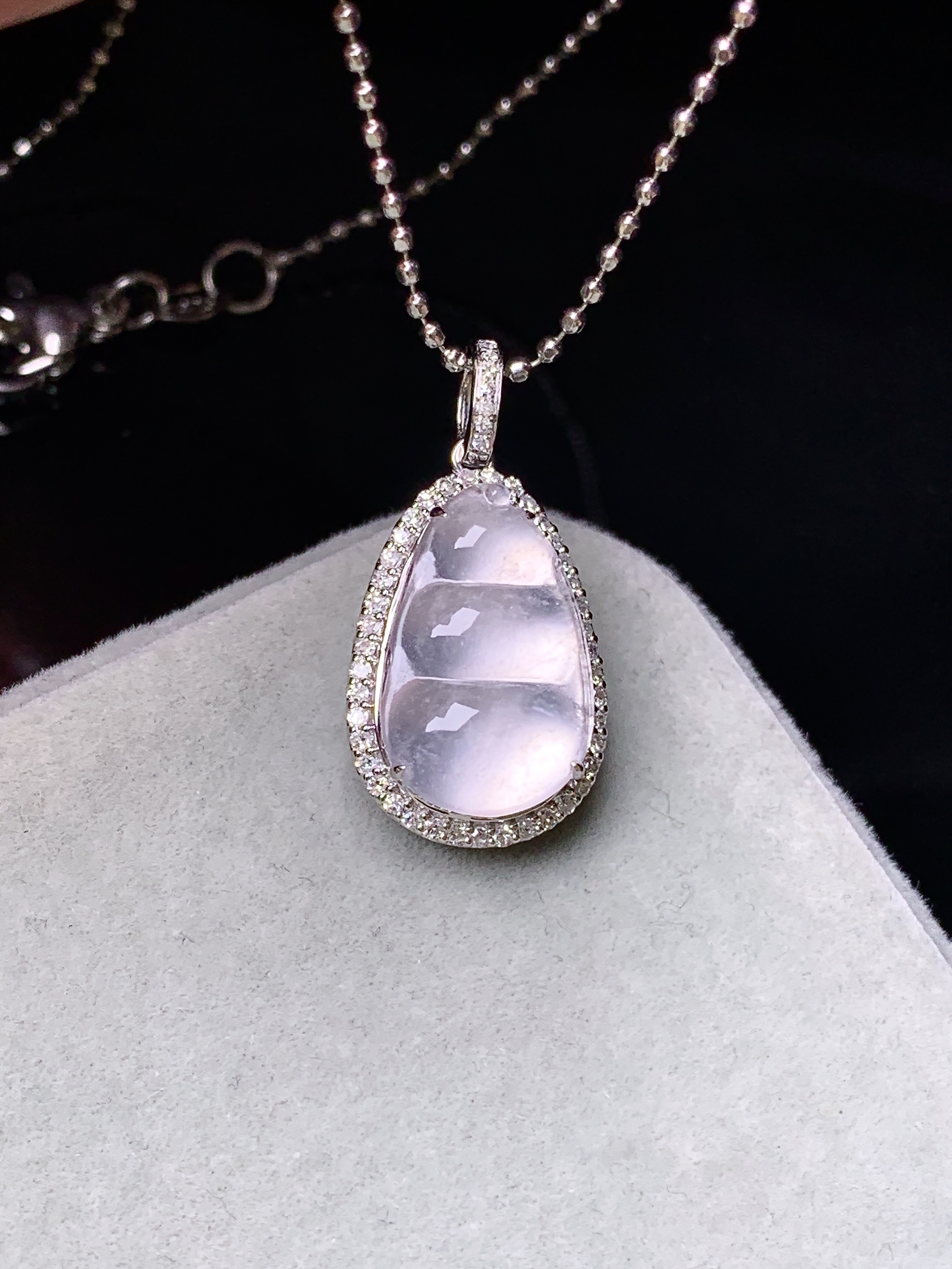 18k金钻镶嵌冰种四季豆吊坠 玉质细腻 色泽艳丽清新 水润亮眼 整体尺寸23*11.8*7.5f2