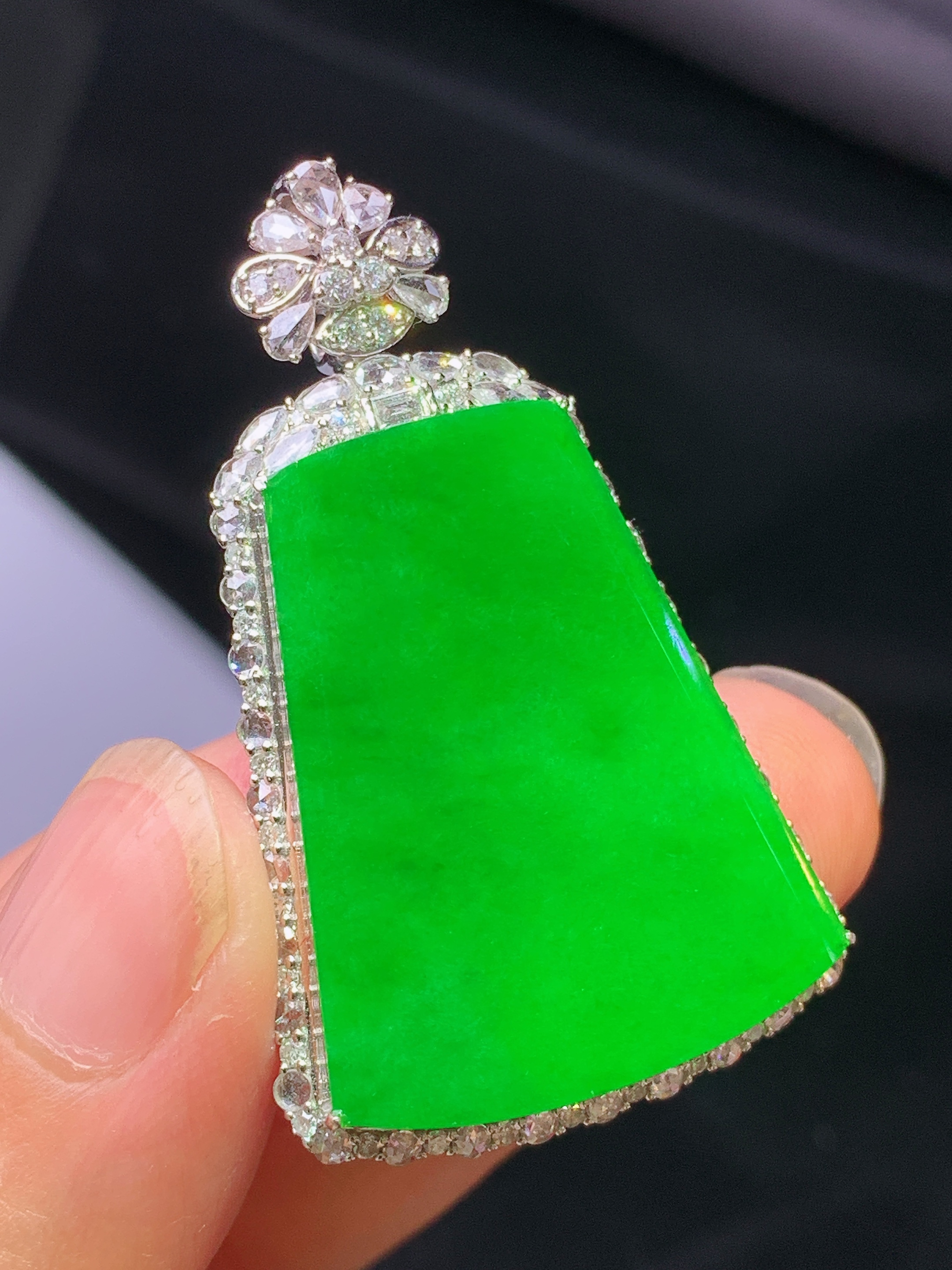 18k金钻镶嵌满绿无事牌吊坠 玉质细腻 色泽艳丽清新 水润亮眼 整体尺寸43.2*26.2*9.6f