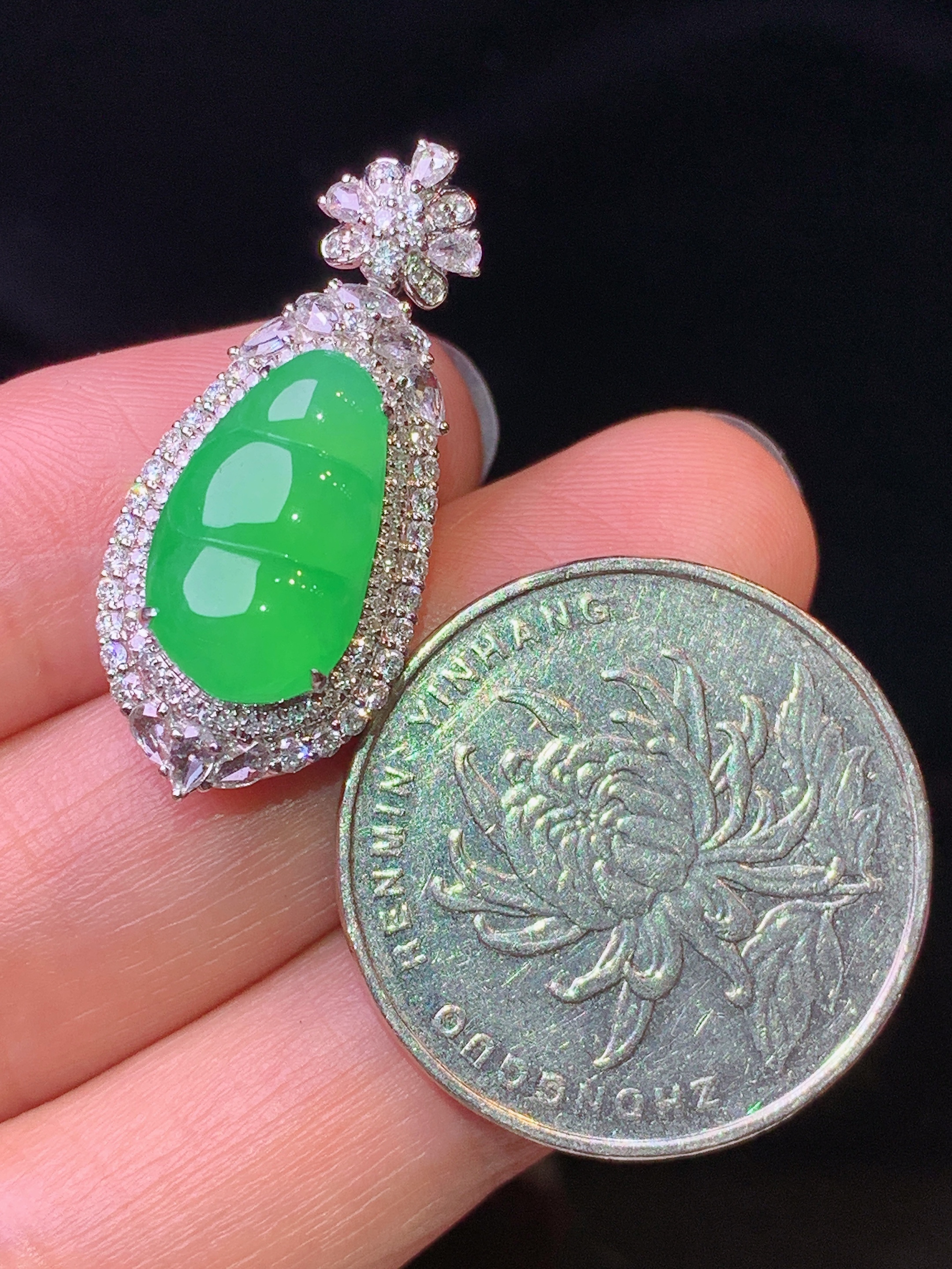 18k金钻镶嵌翠绿四季豆吊坠 玉质细腻 色泽艳丽清新 水润亮眼 整体尺寸29.3*13*10.5z1