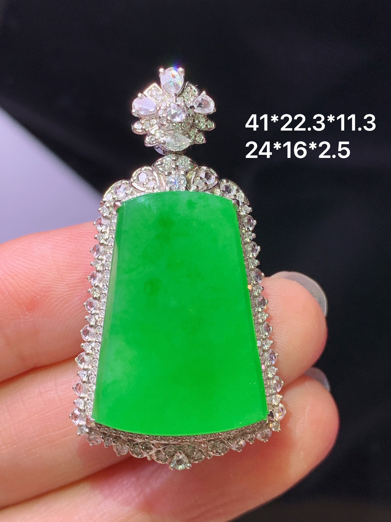 18k金钻镶嵌翠绿无事牌吊坠 玉质细腻 色泽艳丽清新 水润亮眼 整体尺寸41*22.3*11.3h2