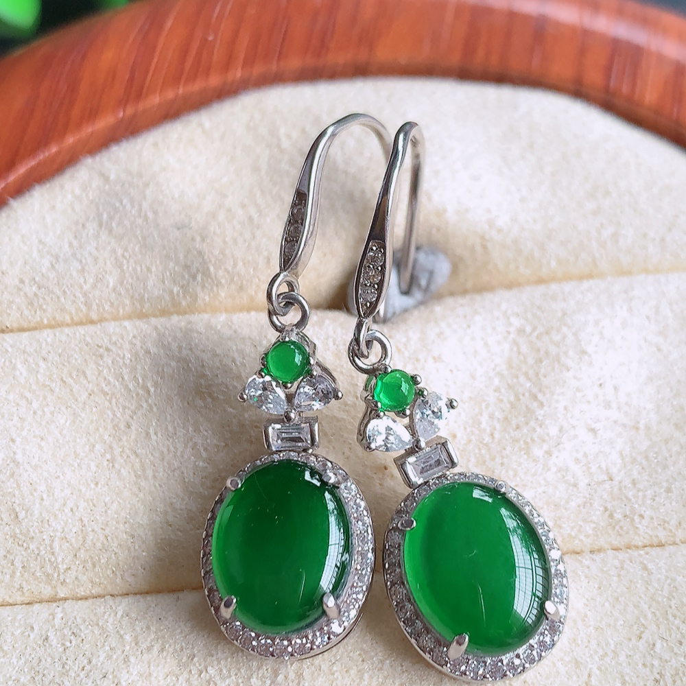 冰满绿翡翠925银镶嵌耳钉，自然光实拍，翠色灵动，颜色漂亮，种老水足，品相佳，佩戴佳品！W815.21  取一整体尺寸：22-10.5-6mm  裸石尺寸：10-8mm