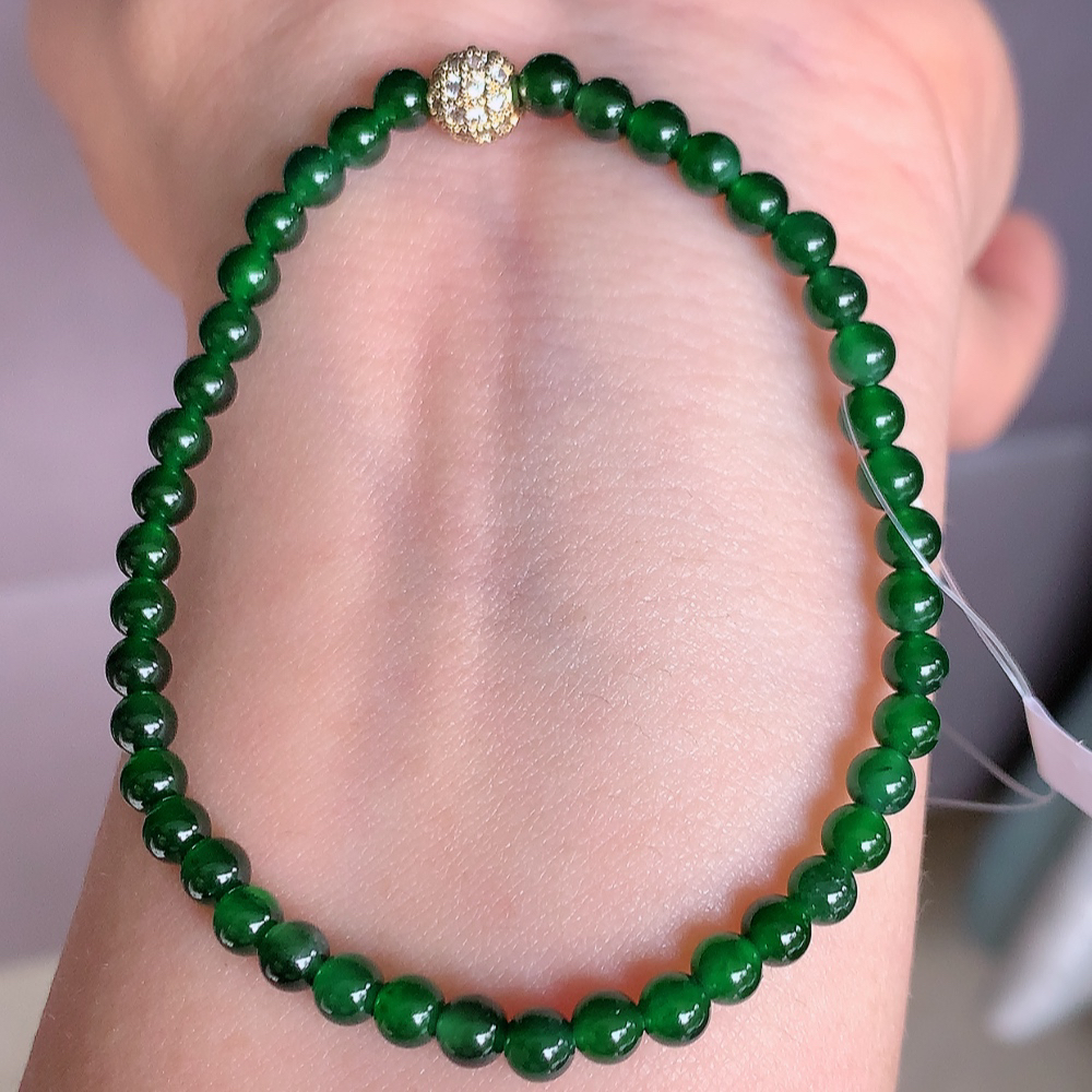 冰润满绿翡翠圆珠手串，水水润润，珠圆玉润，颜色鲜艳，妙明清净，清秀高雅，佩戴效果优雅迷人！性价比超值 W49.21  尺寸：4mm  共：43颗
