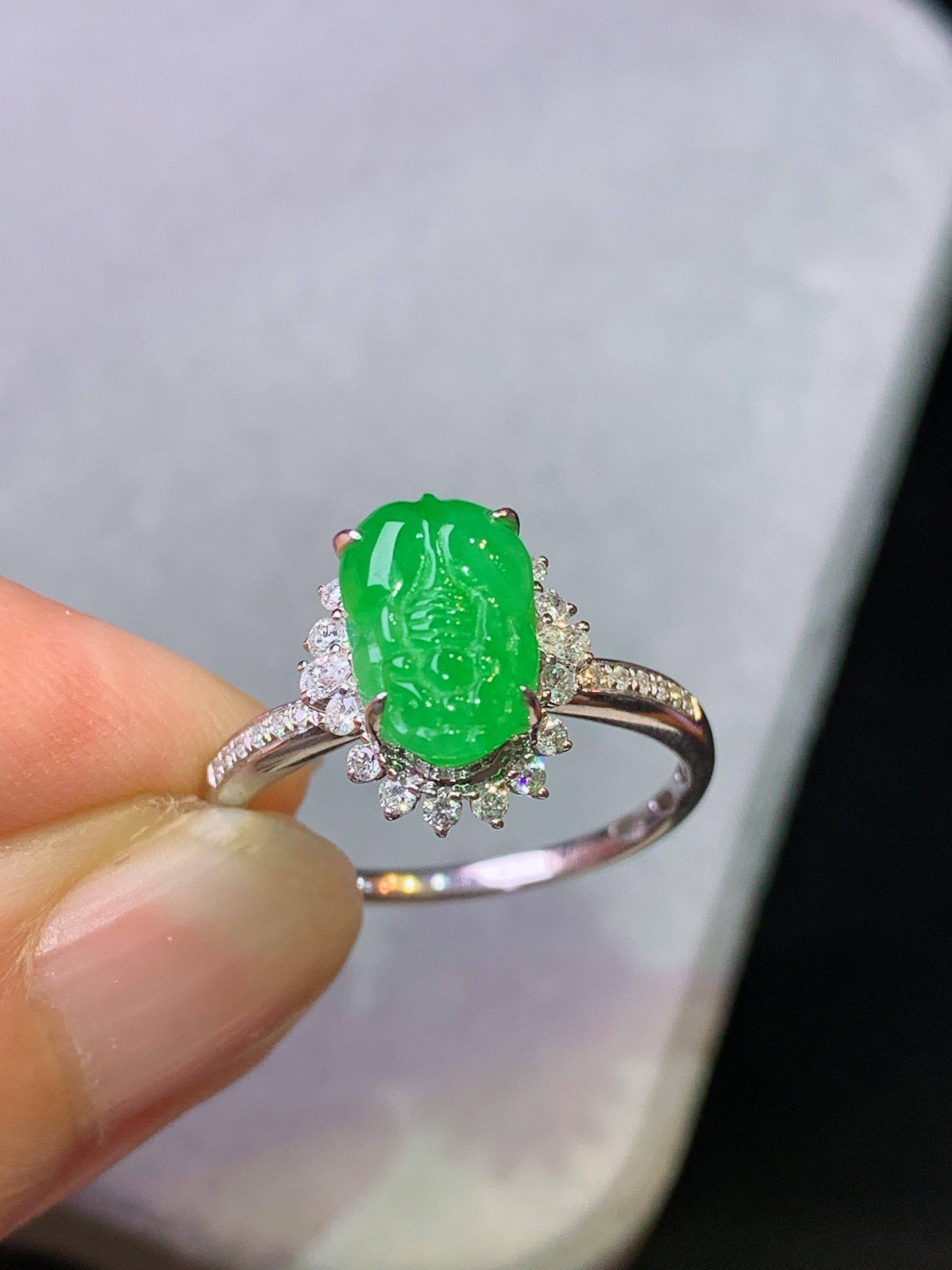 18k金钻镶嵌满绿貔貅戒指 玉质细腻 色泽艳丽清新 水润亮眼 圈口13.5 整体尺寸12.2*10*8.3z1