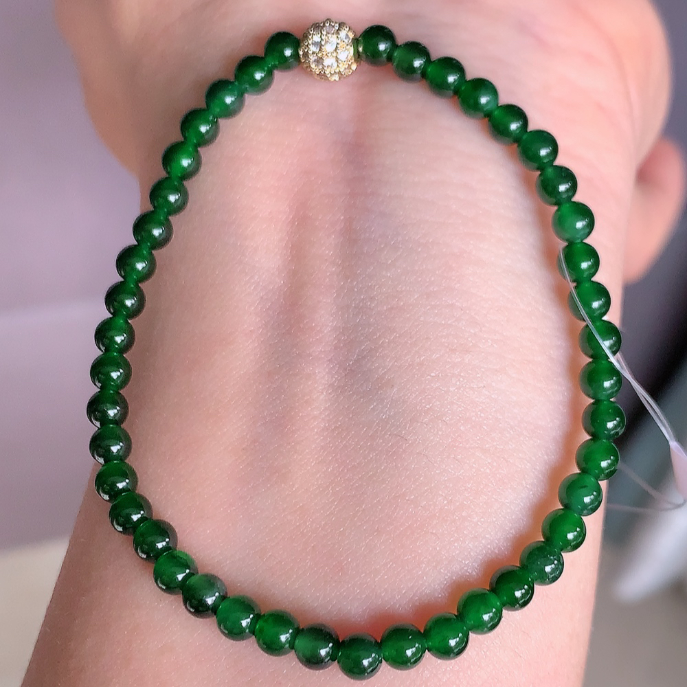冰润满绿翡翠圆珠手串，水水润润，珠圆玉润，颜色鲜艳，妙明清净，清秀高雅，佩戴效果优雅迷人！性价比超值 W49.21  尺寸：4mm  共：43颗