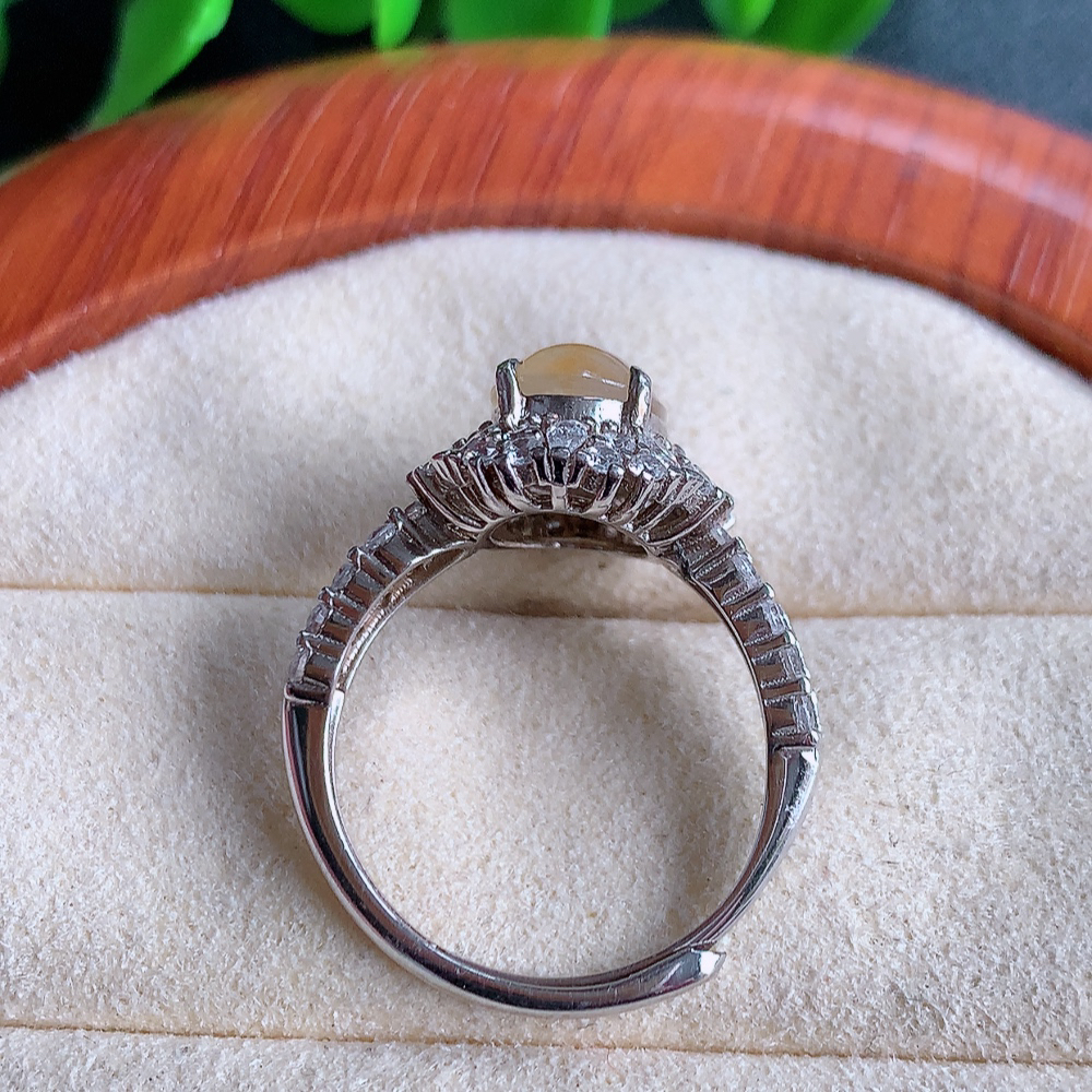 冰黄翡精美环形翡翠戒指  玉质细腻  冰清玉润  飘花灵动  颜色漂亮  W502.21   内径尺寸：17-13.5-7.5mm  裸石尺寸：9-7mm