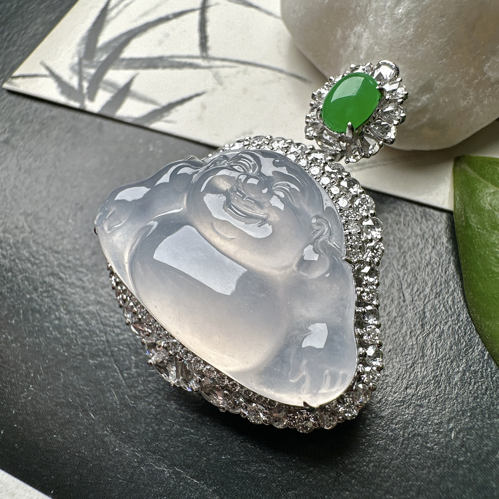 【冰种佛公吊坠】种水上乘，晶莹剔透，纯净通透，莹光感很强，18k金钻镶嵌，裸石尺寸18.3*28.6*6毫米