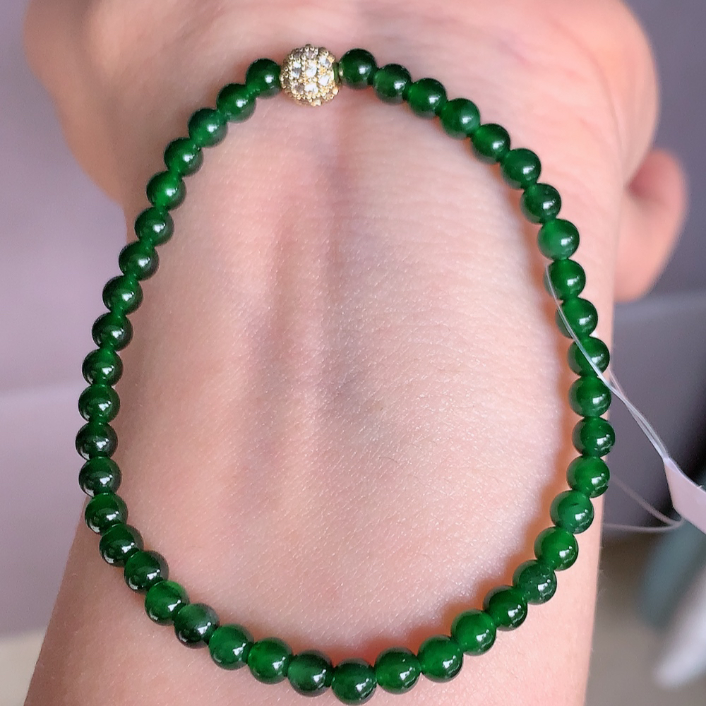 冰润满绿翡翠圆珠手串，水水润润，珠圆玉润，颜色鲜艳，妙明清净，清秀高雅，佩戴效果优雅迷人！性价比超值