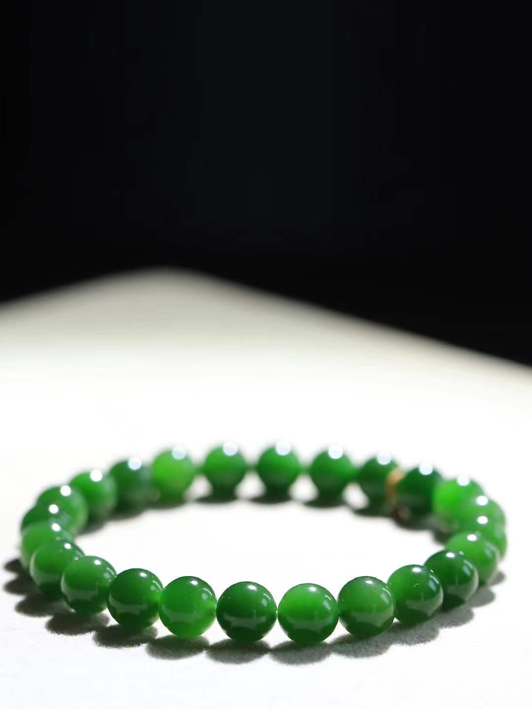 【珠圆玉润.手串】

精品️和田玉碧玉珠圆玉润手串 玉质温润细腻  整串打磨圆润，佩戴舒适。珠珠落玉盘，间关莺语花底滑，一生美好时光，无论身在何处，都有它相伴相守。事事顺遂，幸福美满，吉祥如意。重19.4克 尺寸取一8mm  FDA-22362233