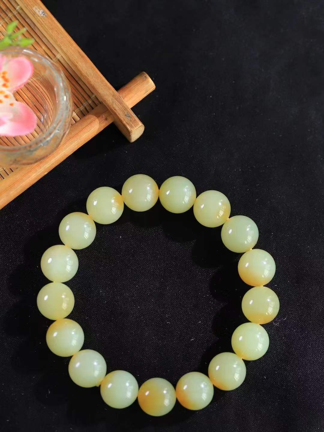 【珠圆玉润.手串】

精品️和田玉糖白玉珠圆玉润手串 玉质温润细腻  整串打磨圆润，佩戴舒适。珠珠落玉盘，间关莺语花底滑，一生美好时光，无论身在何处，都有它相伴相守。事事顺遂，幸福美满，吉祥如意。重45.6克 尺寸取一12mm FDT-16352213