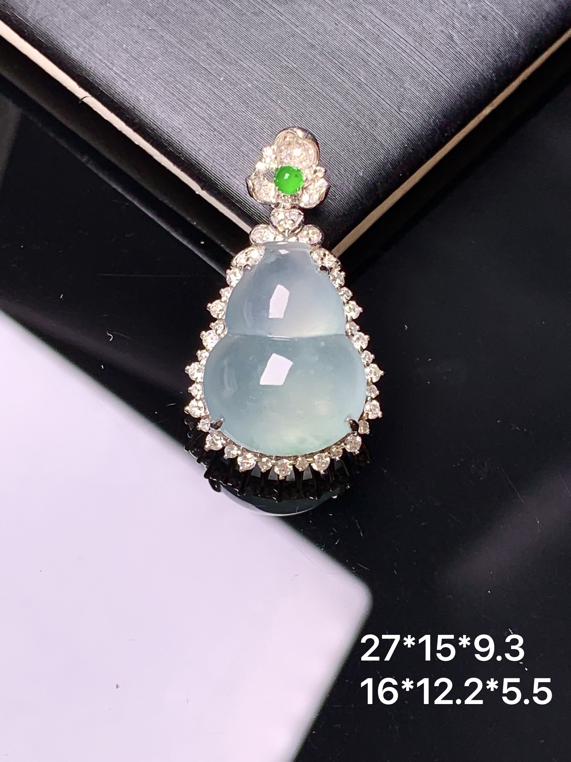 18k金钻镶嵌冰种葫芦吊坠 玉质细腻 色泽艳丽清新 水润亮眼 整体尺寸27*15*9.3c1