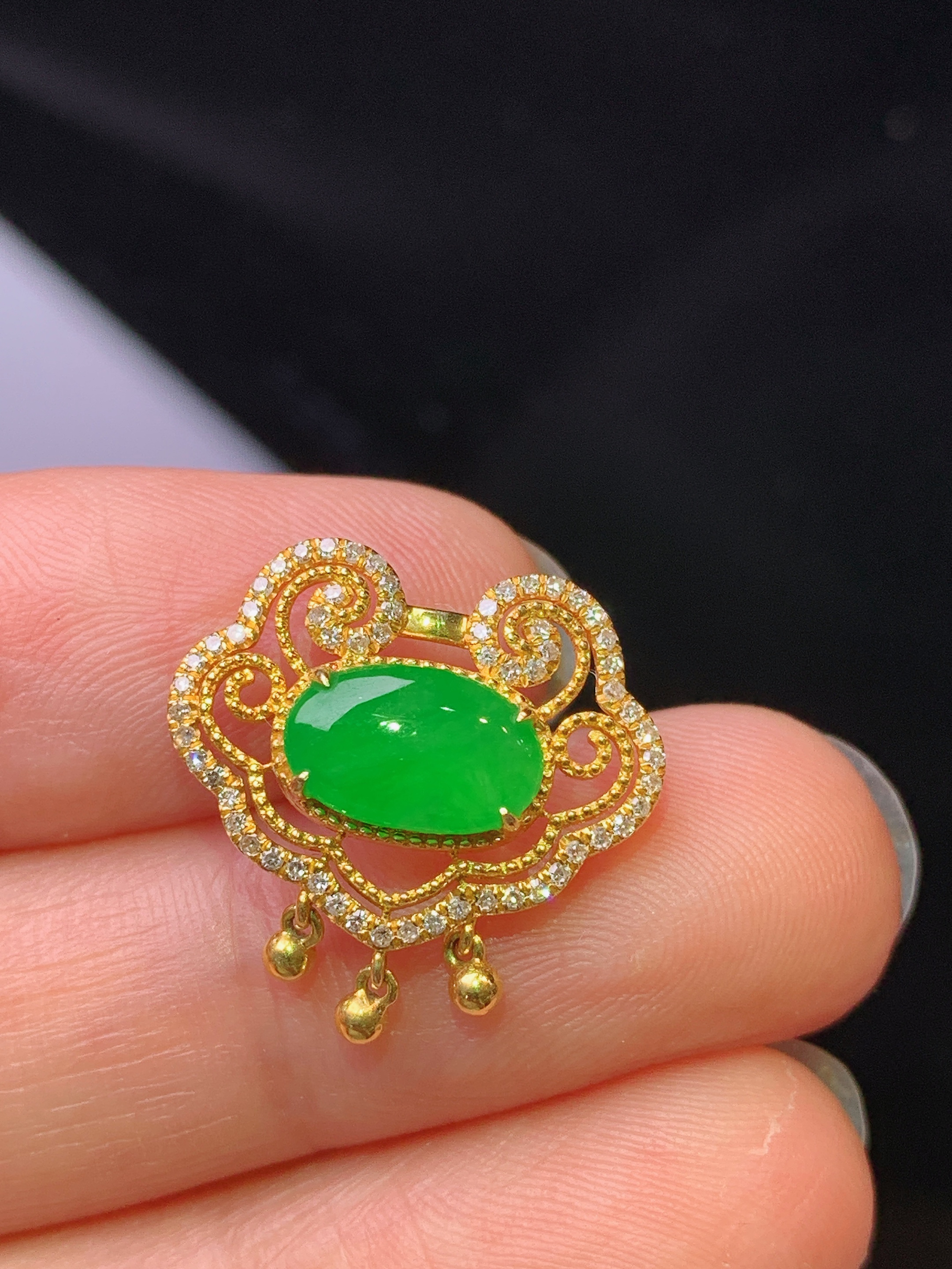 18k金钻镶嵌满绿蛋面吊坠 玉质细腻 色泽艳丽清新 水润亮眼 整体尺寸17.8*5.2yz