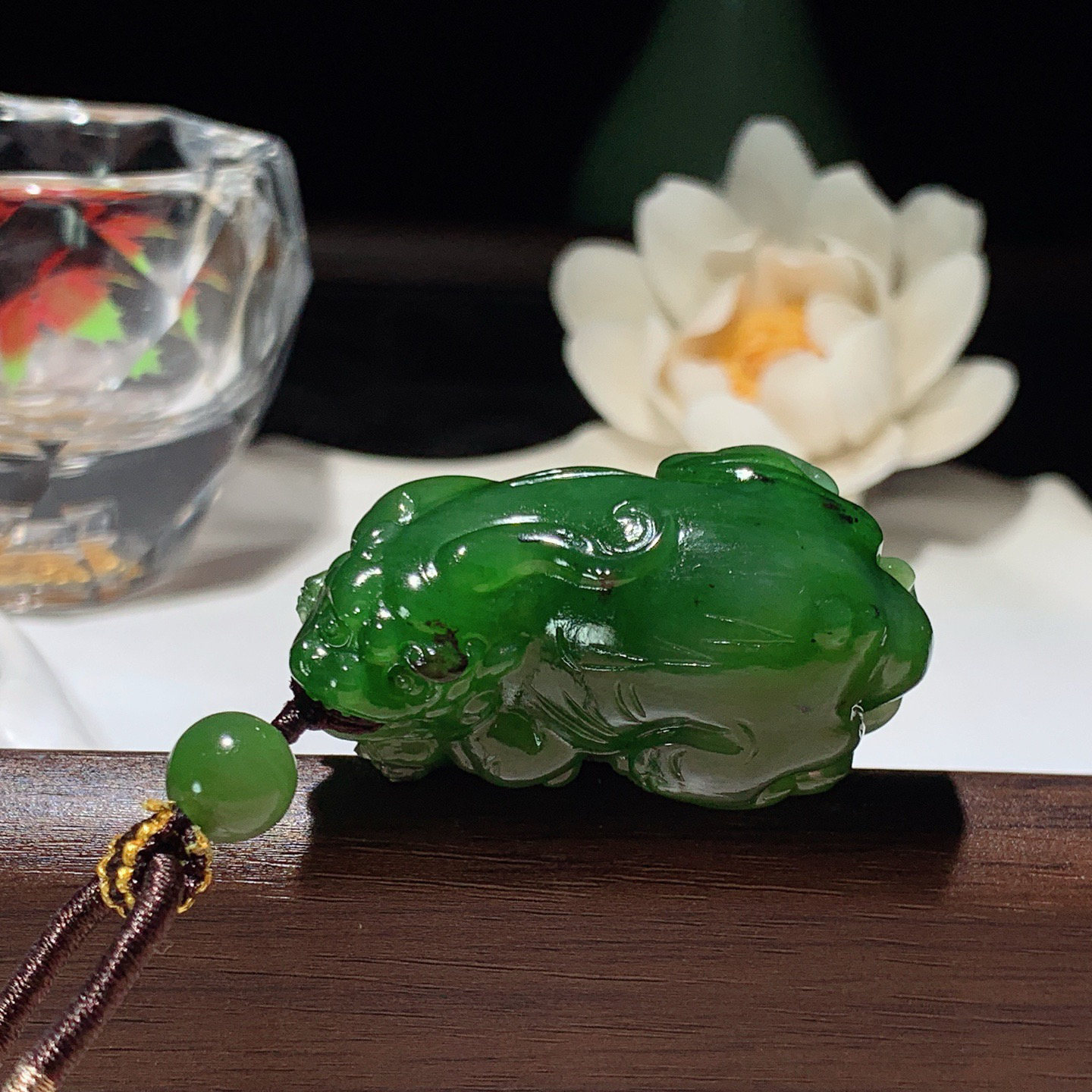 和田玉阳绿俄罗斯碧玉招财进宝貔貅挂件。尺寸42/24/19重32克 玉质细腻油润。手推出油。品相大气 lt260321