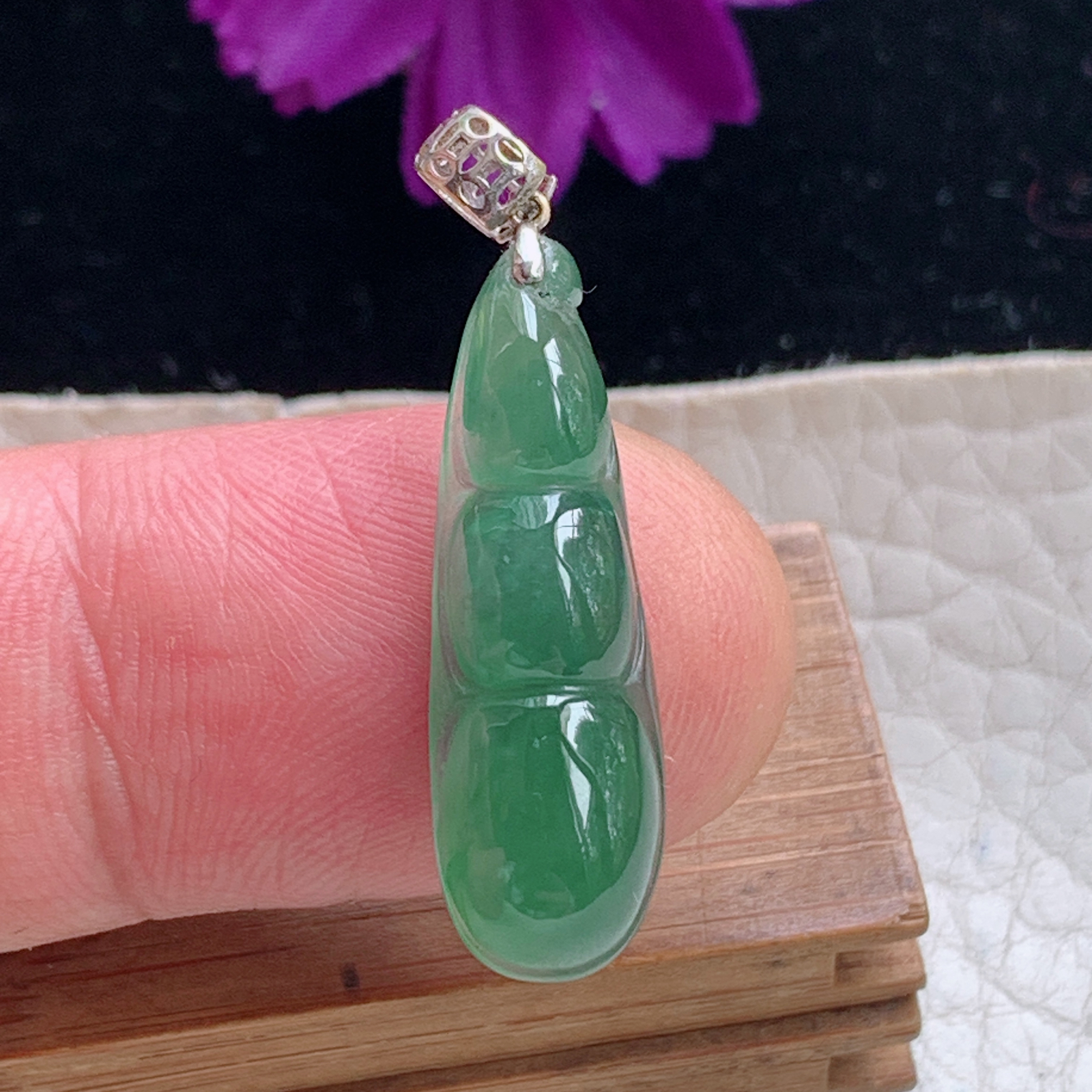 zz3实拍26.6*8.5*5.7缅甸翡翠冰油绿小福豆吊坠四季豆镶金锁骨坠