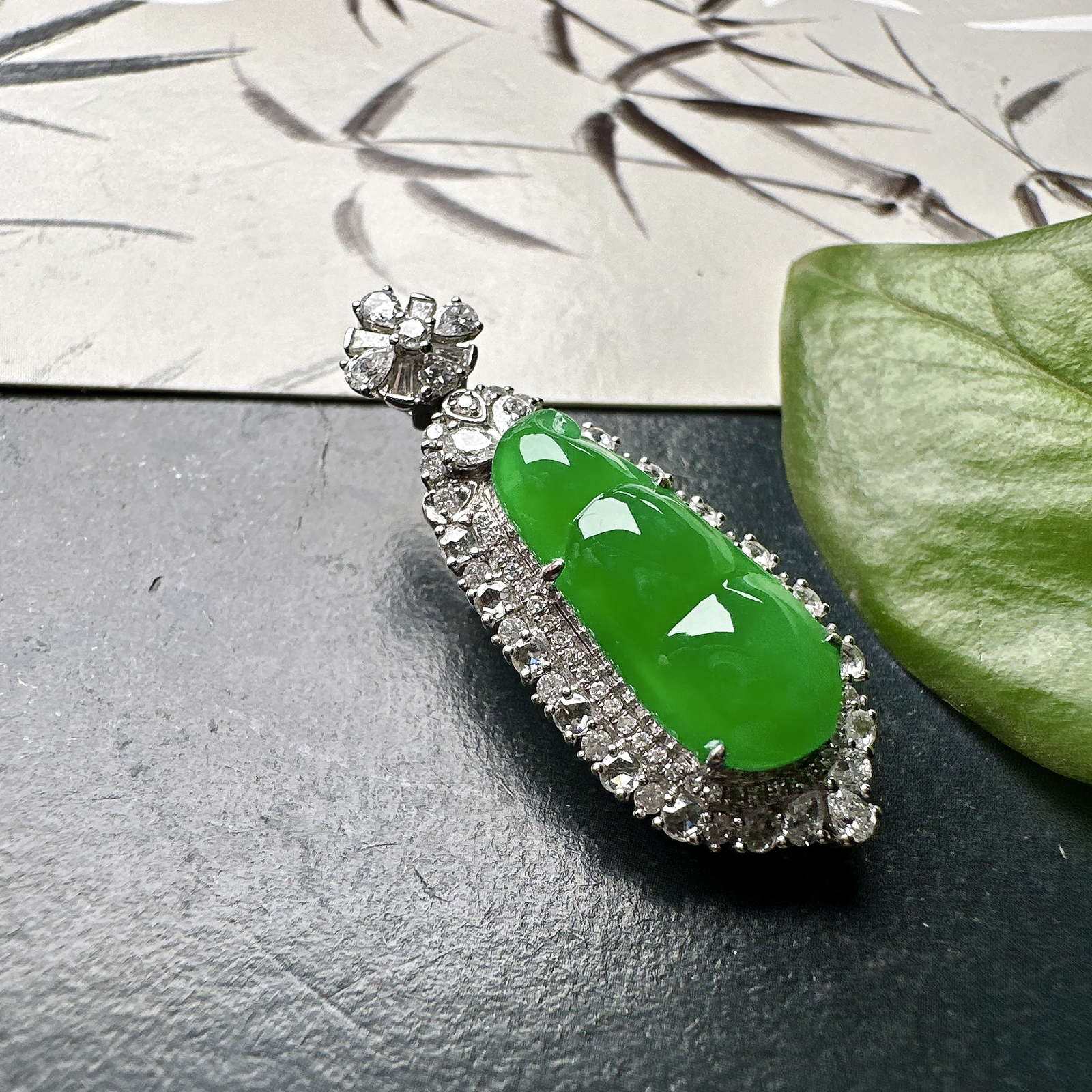 【冰种满绿福豆吊坠】种地上乘，冰感十足，通透起光，饱满圆润，收藏品质，18k金钻镶嵌，裸石尺寸18.6*8.3*3.6毫米