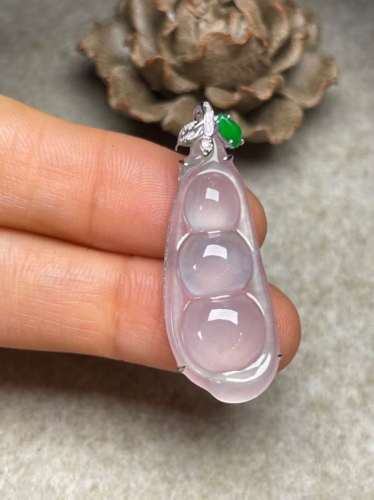 冰种福豆吊坠、真金真钻镶嵌，种水好，玉质细腻 .裸石尺寸 32.6*13.3‘