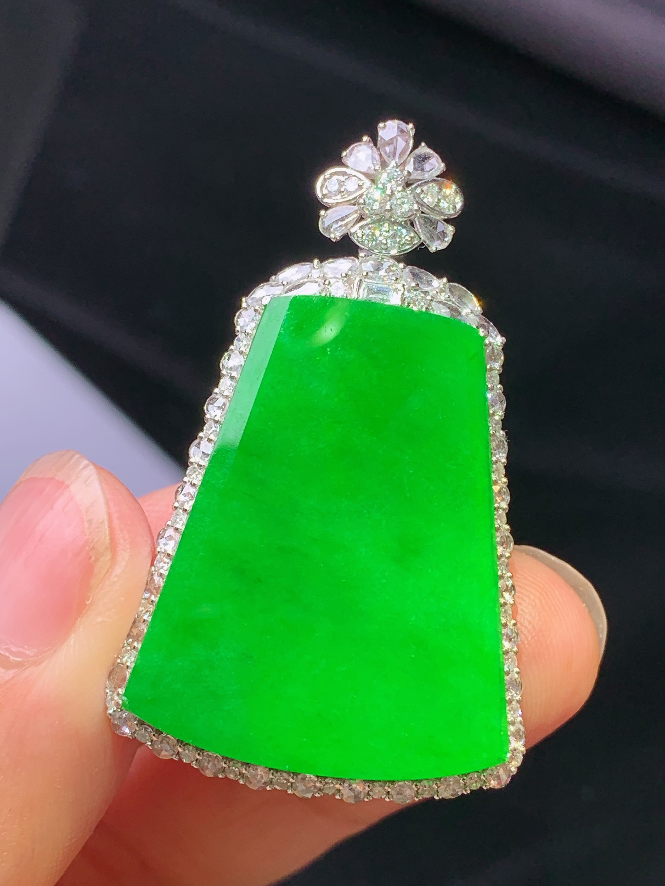 18k金钻镶嵌满绿无事牌吊坠 玉质细腻 色泽艳丽清新 水润亮眼 整体尺寸43.2*26.2*9.6f2
