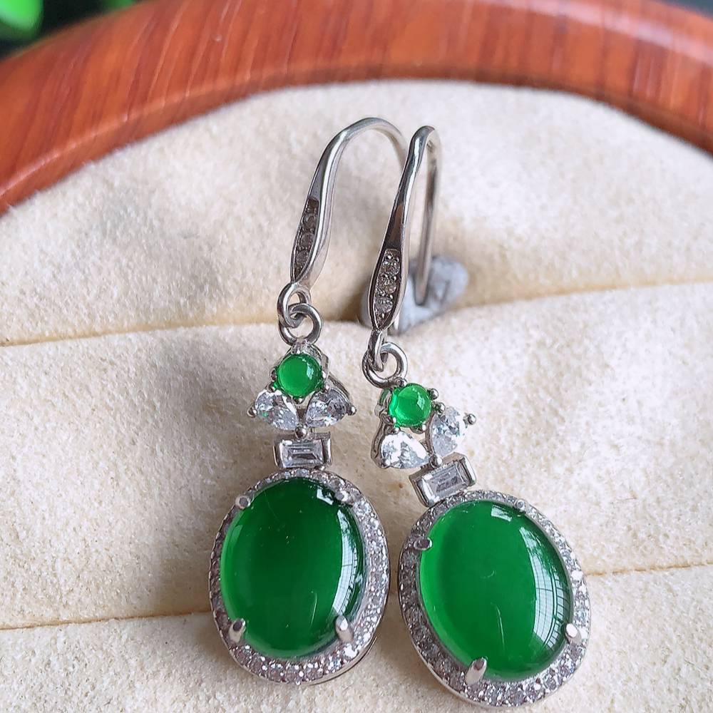 冰满绿翡翠925银镶嵌耳钉，自然光实拍，翠色灵动，颜色漂亮，种老水足，品相佳，佩戴佳品！W815.21  取一整体尺寸：22-10.5-6mm  裸石尺寸：10-8mm