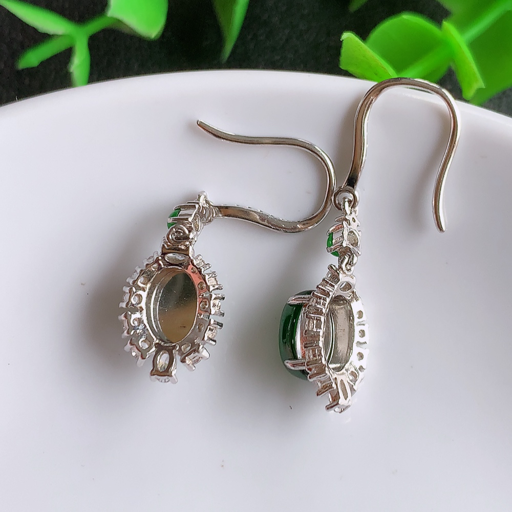 冰满绿翡翠925银镶嵌耳钉，自然光实拍，翠色灵动，颜色漂亮，种老水足，品相佳，佩戴佳品！W502.21  取一整体尺寸：20-9.5-6.3mm  裸石尺寸：8-5.8mm