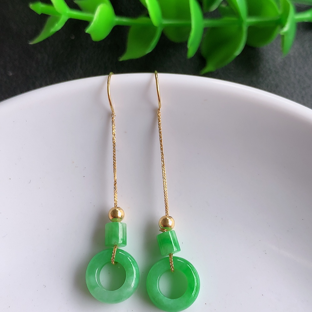 18k金冰润满绿翡翠耳钉，自然光实拍，翠色灵动，颜色漂亮，种老水足，品相佳，佩戴佳品！W42.21.21  取一整体尺寸：13.5-9.5-3.3mm