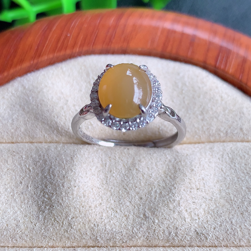 冰润黄翡精美环形翡翠戒指  玉质细腻  冰清玉润  飘花灵动  颜色漂亮  W815.21   内径尺寸：17-11.5-8mm  裸石尺寸：9-7.6mm