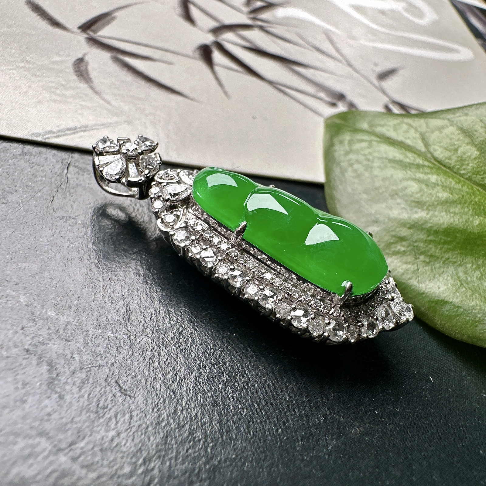 【冰种满绿福豆吊坠】种地上乘，冰感十足，通透起光，饱满圆润，收藏品质，18k金钻镶嵌，裸石尺寸18.6*8.3*3.6毫米