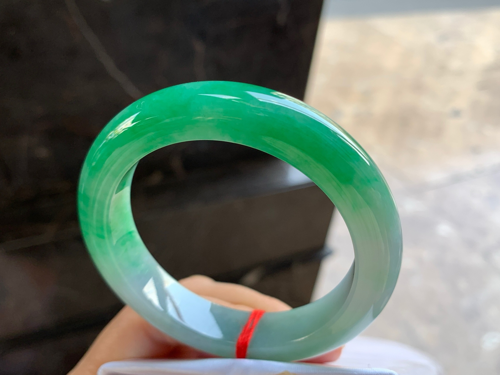 53.5-12.2-9.2

浓绿色手镯^_^鲜艳 玉质温润