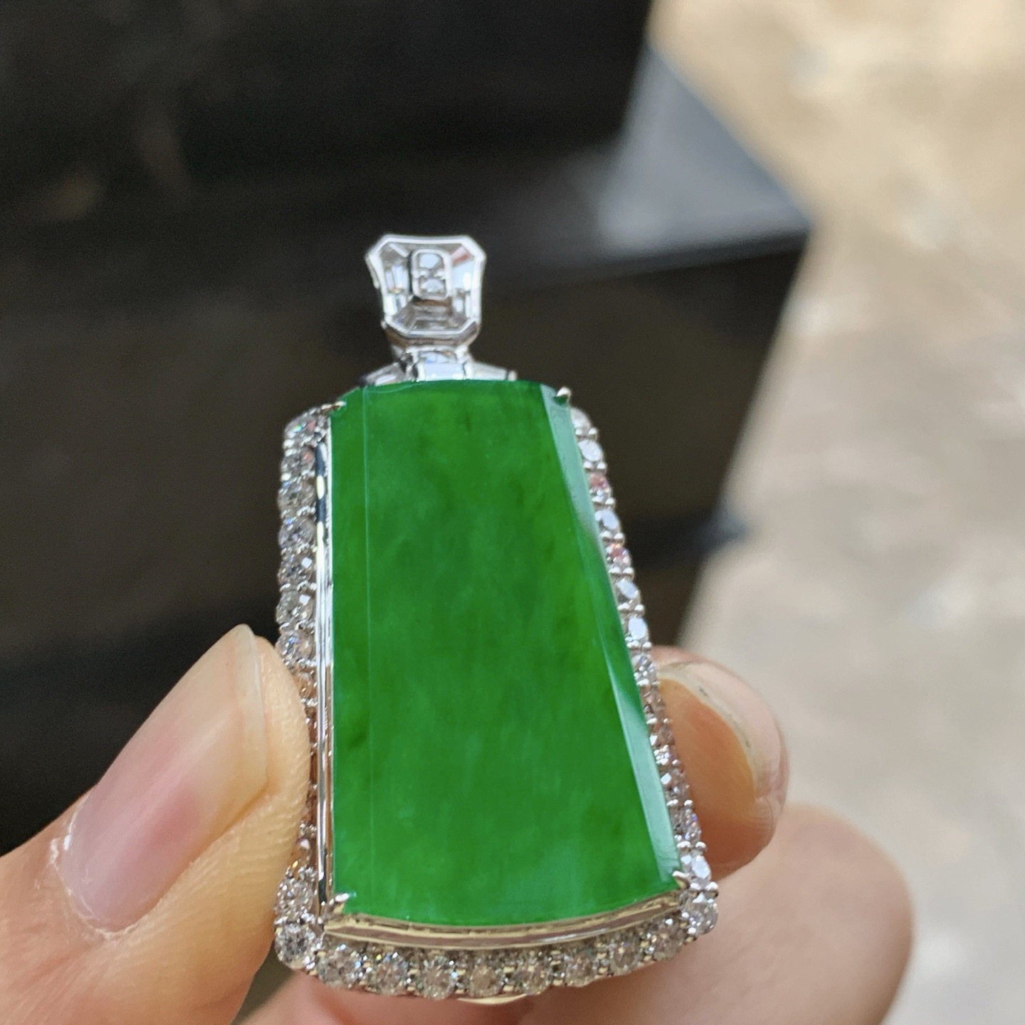 金钻镶嵌阳绿色无事牌^_^鲜艳 种色好