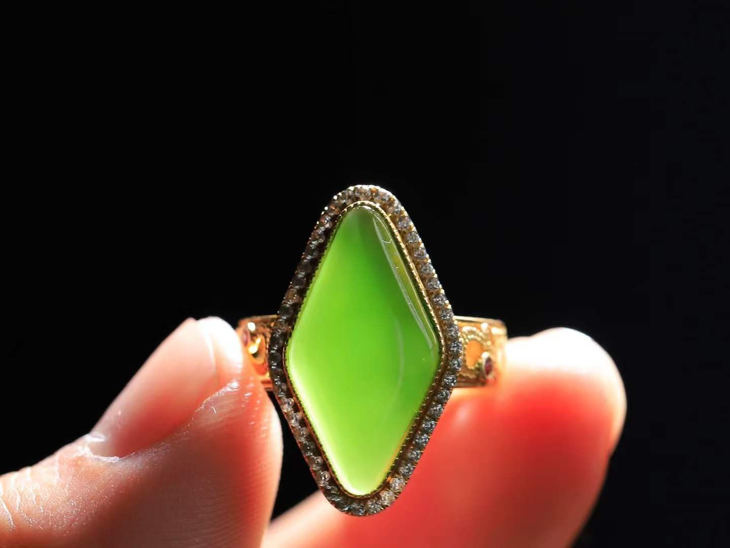 【金镶玉.戒指】

精品和田玉碧玉猫眼18k金镶嵌戒指 玉质细腻温润 油性十足 ，不论时光如何流转变化，这枚戒指始终闪耀着最初的光芒。精工镶嵌18K金 （保真金 可检测贵金属18K金） 重3.9克 尺寸17-21.4-11mm 78372255A吧