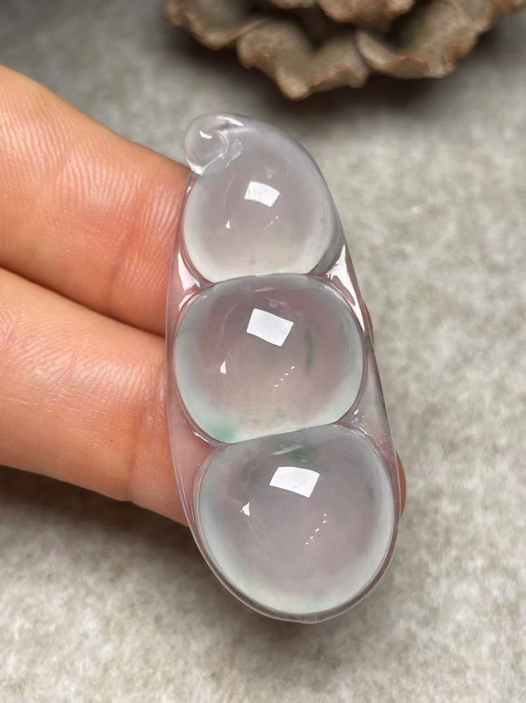 冰种飘花【福豆】吊坠、种水好，玉质细腻 ，卖相好.