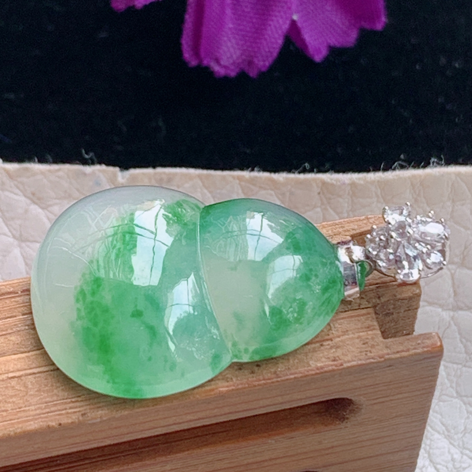 zz3实拍连金30*17.5*5缅甸翡翠高冰飘绿花葫芦吊坠 镶金扣福禄锁骨坠