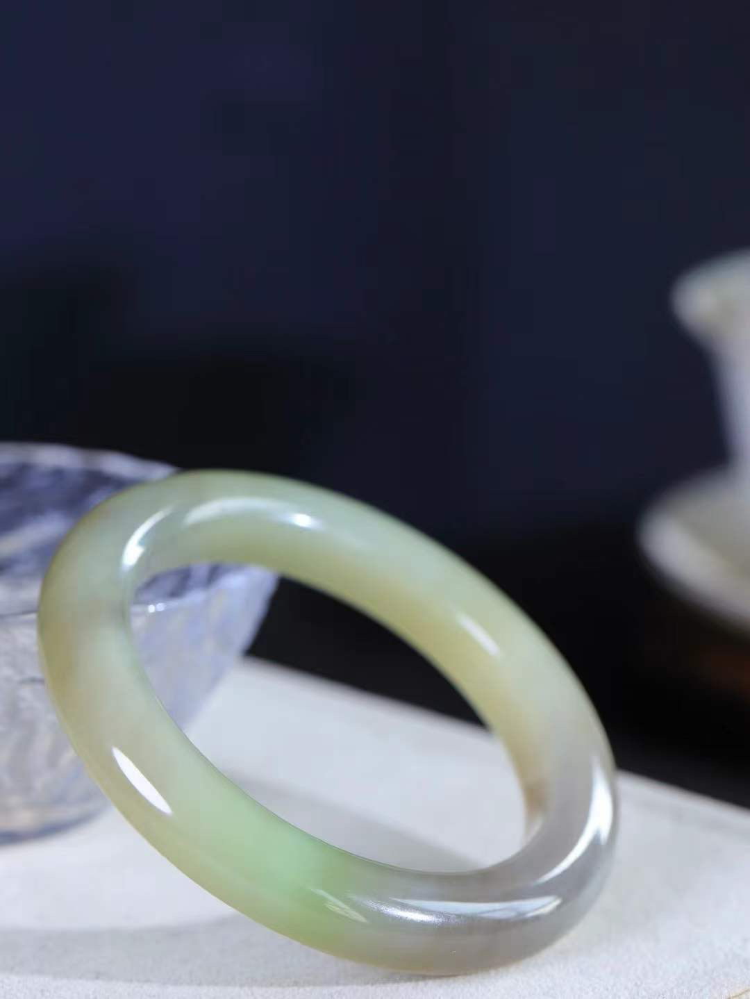 【情有独钟.手镯】

精品和田玉三色手镯 玉质温润细腻 油性十足 手感舒适，高华雅逸，线条流畅，简约大气，美自天成，素雅高贵。佩戴于腕间，婉约之美，举手投足间透出那低调奢华。重60.5克 内径56mm 尺寸11.3-10.8mm   FDL-79302251