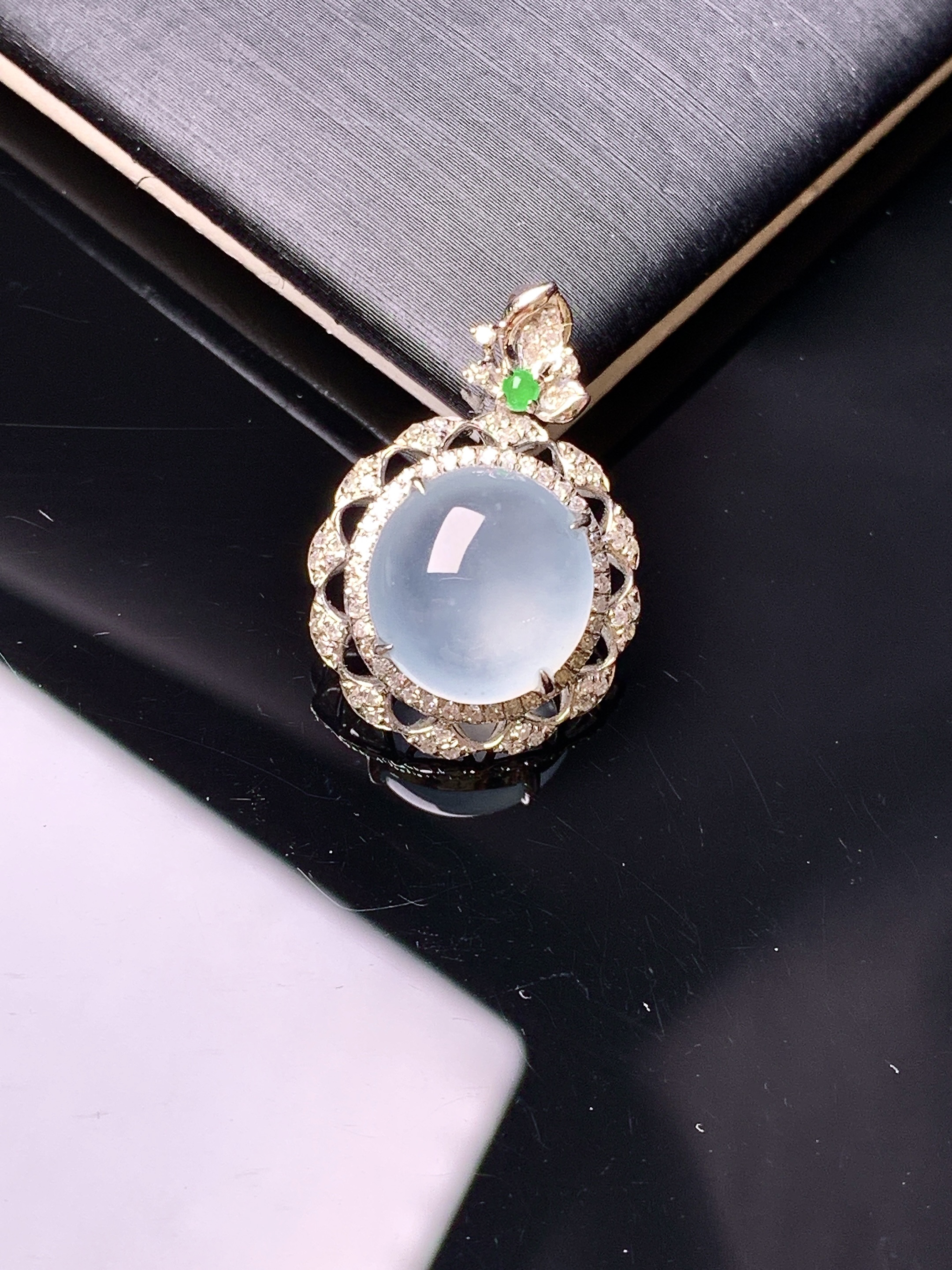 18k金钻镶嵌冰种蛋面吊坠 玉质细腻 色泽艳丽清新 水润亮眼 整体尺寸22.2*15.5*8.5yz
