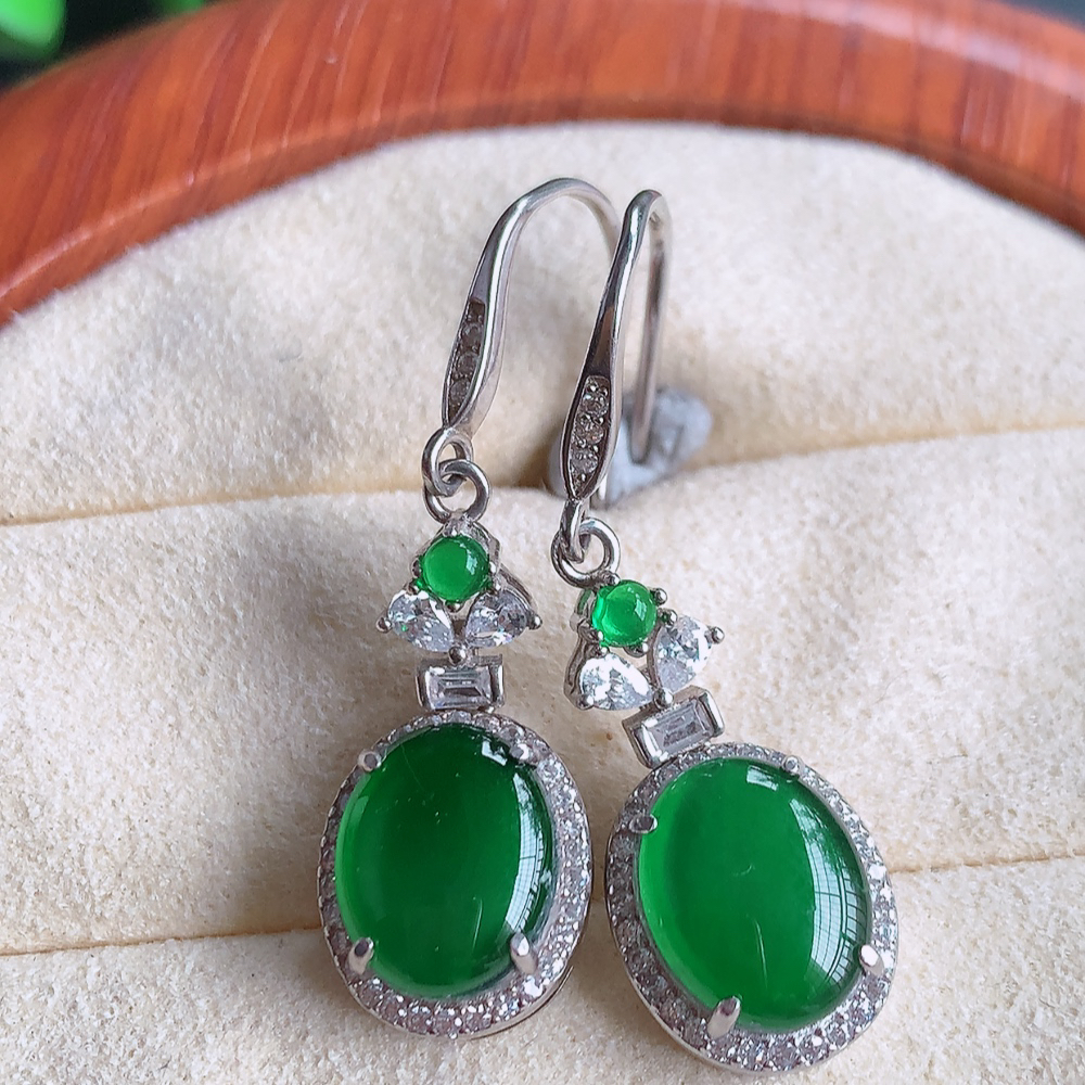 冰满绿翡翠925银镶嵌耳钉，自然光实拍，翠色灵动，颜色漂亮，种老水足，品相佳，佩戴佳品！W815.2