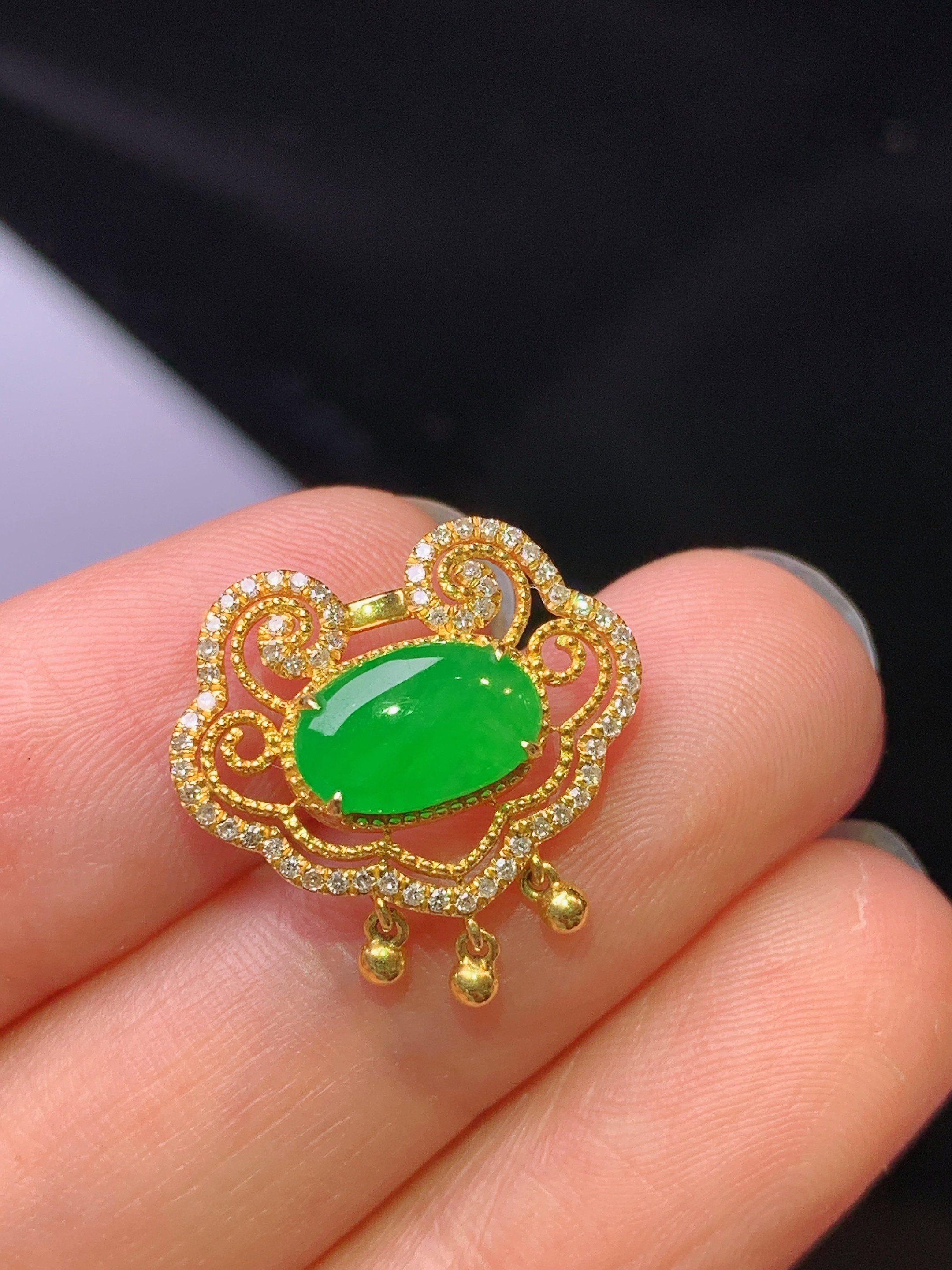 18k金钻镶嵌满绿蛋面吊坠 玉质细腻 色泽艳丽清新 水润亮眼 整体尺寸17.8*5.2yz