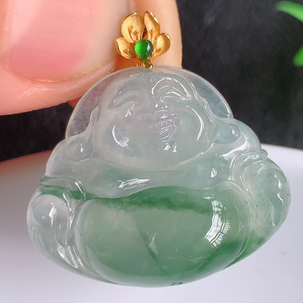 18k金扣冰润飘花佛公挂件 玉质细腻  精雕弥勒佛，笑佛福耳垂肩，面相喜庆，开怀大笑，憨态可掬。惟妙惟肖，寓意福禄双全，吉祥美满，笑口常开 W42.21  尺寸：20-24.3-6.5mm