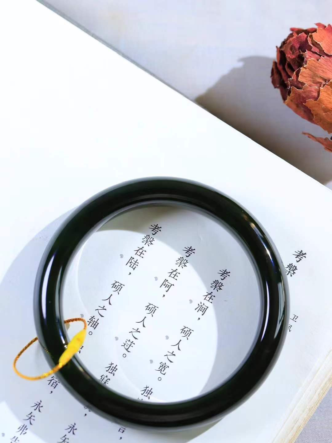 （碧色荡漾.手镯）

精品和田玉碧玉手镯，灼灼其华想像靓妆淡伫 ，腕间绿意跳脱冰壶莹，坐间静对，姑射仙姿潇洒处，艳冶最奇料子油润滋腻镯型饱满，手感上佳。重56克   内径57mm尺寸12.3-8.7mm  24372213T