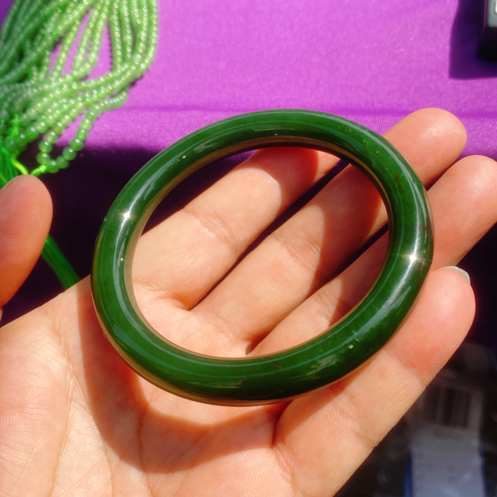 自然光实拍和田玉7号老坑红皮老料碧玉59圆条手镯肉质温润细腻 油润如凝脂。无裂无杂 圈口59/9.8