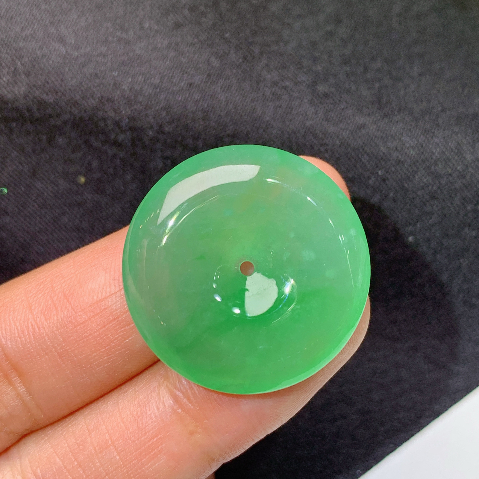 冰绿平安扣，冰润色甜，玉质细腻，种水足，Xq尺寸25.6*5.8