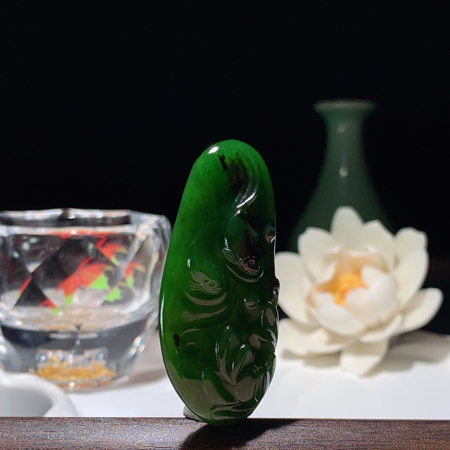 和田玉阳绿七号矿俄罗斯碧玉连年有余鱼挂件。尺寸49/23/8重15克 玉质细腻油润。手推出油。品相大气 lt260321